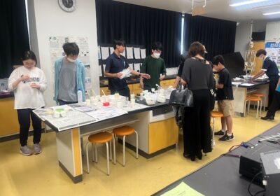 科学部：今年も、東京理科大学の化学実験サークルの皆さんに、参加していただきました。