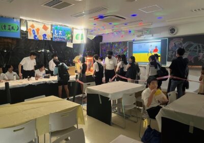 ホップコーン販売：黒板に動画を投影して、並んでいる人を飽きさせない工夫がありました。