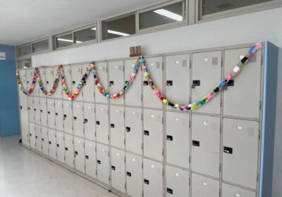 廊下の装飾までは、手が回らなかったようですね。ハードではなくて、ソフトで勝負です。