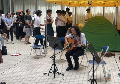 古典ギター同好会：中庭での独奏・ハーモニカも演奏して、盛り上げていました。後ろの列は、山岳部によるカレー販売です。