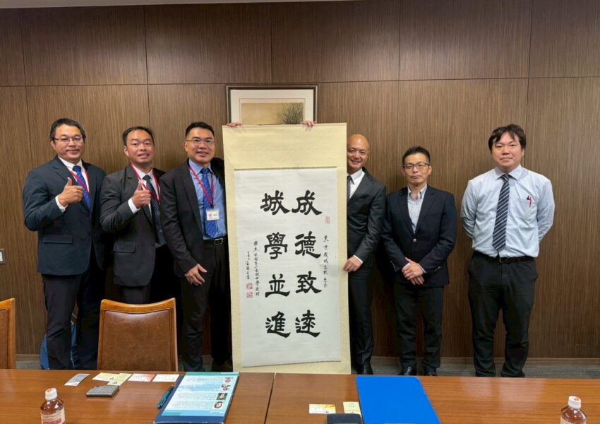 廖校長（左から3人目）より百歳の書家の方の揮毫になる軸をご寄贈いただきました