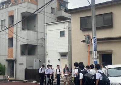 甲州街道を越えて、円通寺坂を下ると、急なカーブに出会います。