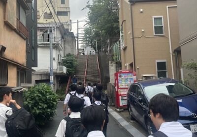 カーブを曲がって、しばらく歩くと、須賀神社に到着します。
