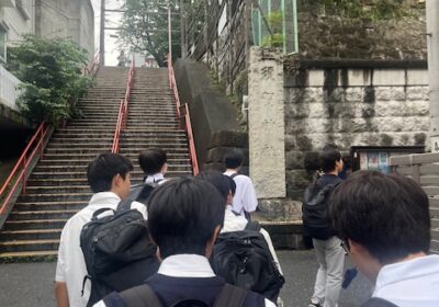 ここは、映画「君の名は。」に登場する有名な場所です。外国人の方がたくさん訪れていました。