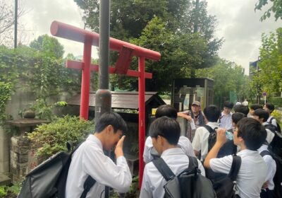 中央線と首都高速の高架をくぐっていくと、小さな神社があります。「鮫ヶ橋せきとめ稲荷」です。ここで、水をせき止めて、ゴミを取り除いていたようです。