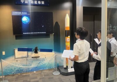 人工衛星の姿勢は、現在では「３軸制御」という方法で保たれており、微量の燃料を噴射してアンテナの向きを細かく調整しているそうです。