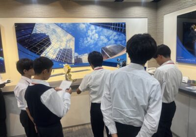 人工衛星の通信に必要な電力は太陽光パネルによって供給されており、そのパネルの向きが常に太陽の方向を向くように制御されているそうです。