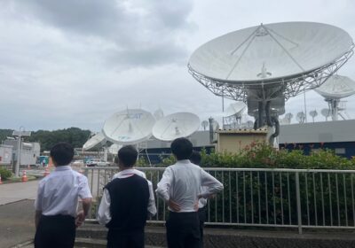 パラボラアンテナは、静止衛星の方向に向けて固定されており、常に同じ位置を捉えるように設定されています。最も影響を受けやすいのは風だそうですが、風速70ｍ/秒にも耐えられる構造になっているとのことでした。