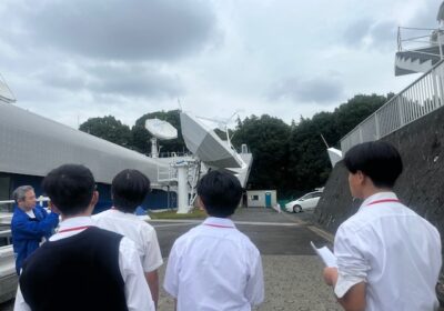 アンテナの裏側に目を向けると、先ほどのアンテナとは少し構造が異なっていました。裏面はパネルで覆われており、降雪時にはヒーターで積もった雪を溶かす装置が備えられているそうです。