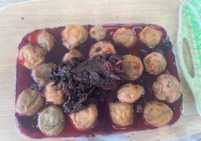 容器も汁ごと、梅も紫蘇も２度目の天日干し。塩を吹いて干された梅をもう一度漬け込みます。