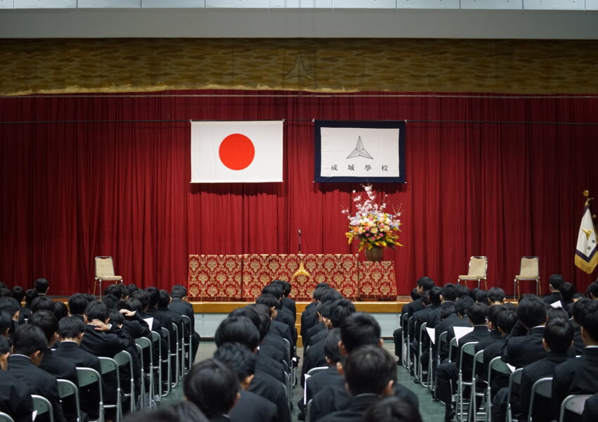 入学式の開式を待つ新入生