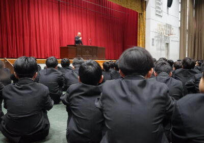 校長先生の話を聞く中学1年生