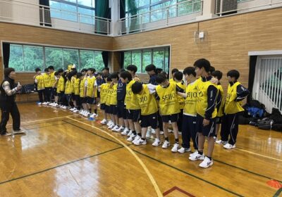定番の10人11脚です。やってみると、意外と難しい！