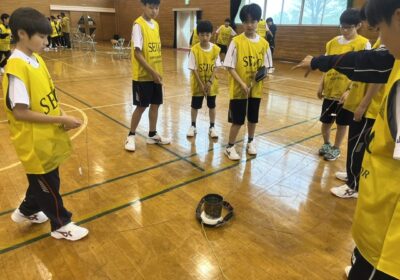 ゴムチューブに、ロープが人数分結ばれています。一人１本ずつ引っ張ることで、チューブの形を変えて、缶を持ち上げます。