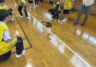 実は、缶の中にはビー玉が入っていて、これを白い筒の中に入れなければなりません。かなり、難しい！
