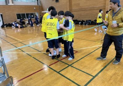 これは、いったい何をしているのでしょうか。一人の生徒をみんなで抱えています。