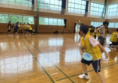 フリスビーを投げて、キャッチしますが、そう簡単ではありません。
