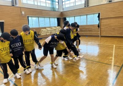 この班は、交互にビブスの色を変えて、色ごとに最初に出す足を決めていました。