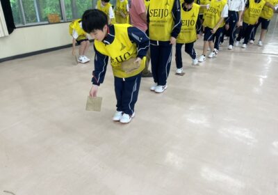各班に10枚の板が渡されます。先頭の人が１枚ずつ置いていって、その上を渡っていくゲームです。