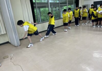 急いで、渡ろうとしますが、どうしても空いてしまう板が出ます。