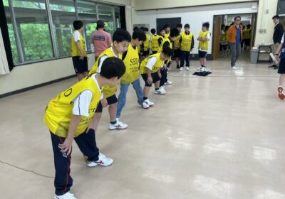 同時に片足ずつ乗せて、板が空かないように工夫しました。 