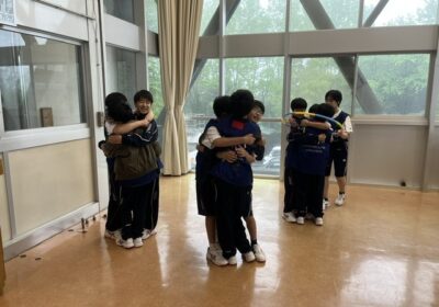 10人を３人ずつに分けて、ギュッとくっついて、フープを通しました。最後の一人が自分でくぐり抜けて、ベストタイム達成です。