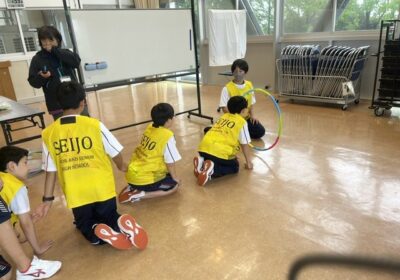 全員がフープをくぐり抜けるタイムを競います。