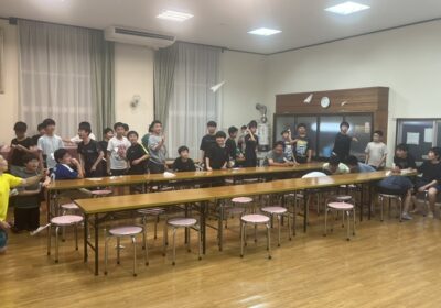 宿のホールにて：紙飛行機大会