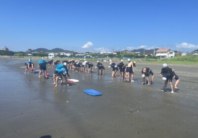 白い帽子の生徒は、最終日に90分の遠泳を行います。