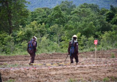 続いてDMが地雷を処理しきれなかった場所の対人地雷の探査を人力で行っている現場を見学しました。