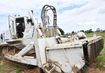 日本のコマツ株式会社が開発したDemining Machine(以下DM)という地雷撤去を目的とする車です。